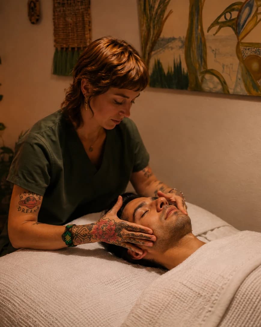 Masaje de yoga facial durante un tratamiento