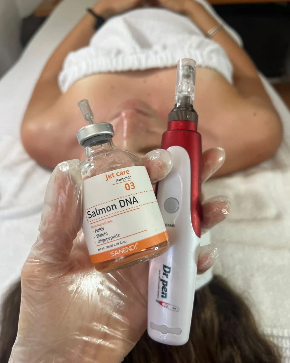 Dispositivo de microneedling y ampolla de activos durante un tratamiento